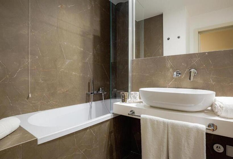 高级大房间, Politeama