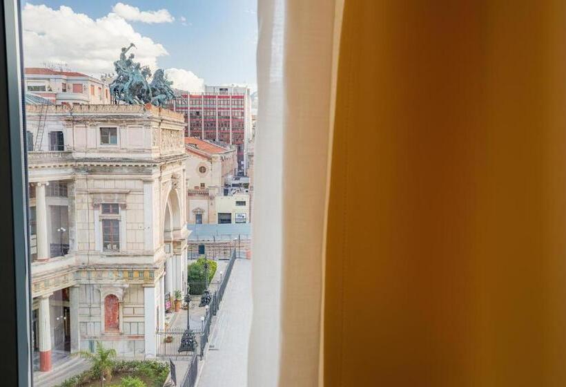 高级大房间, Politeama