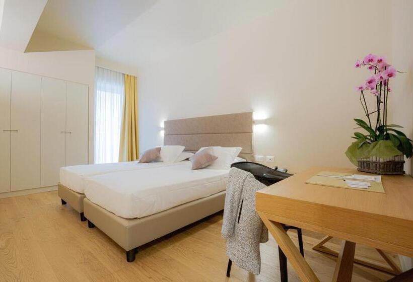 高级大房间, Politeama