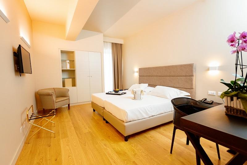 高级大房间, Politeama