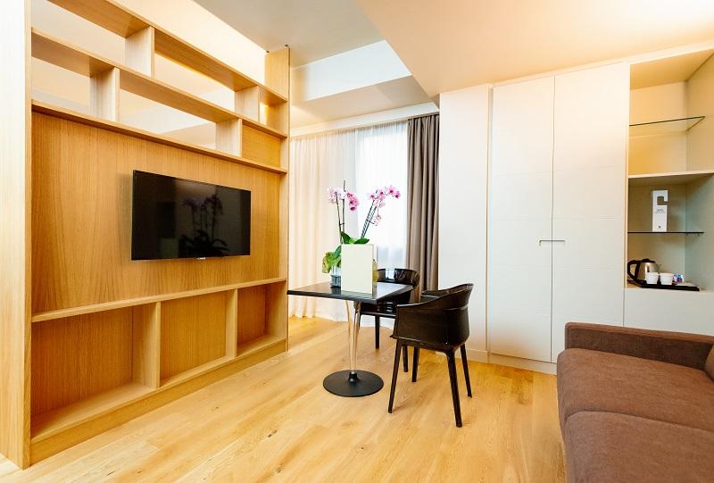 家庭间, Politeama