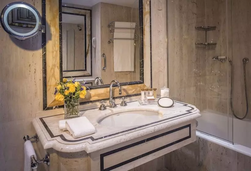 اتاق لوکس با تخت بزرگ, Rome Cavalieri A Waldorf Astoria