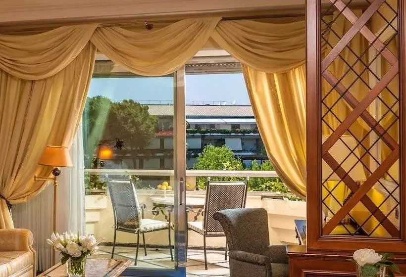 اتاق لوکس با تخت بزرگ, Rome Cavalieri A Waldorf Astoria