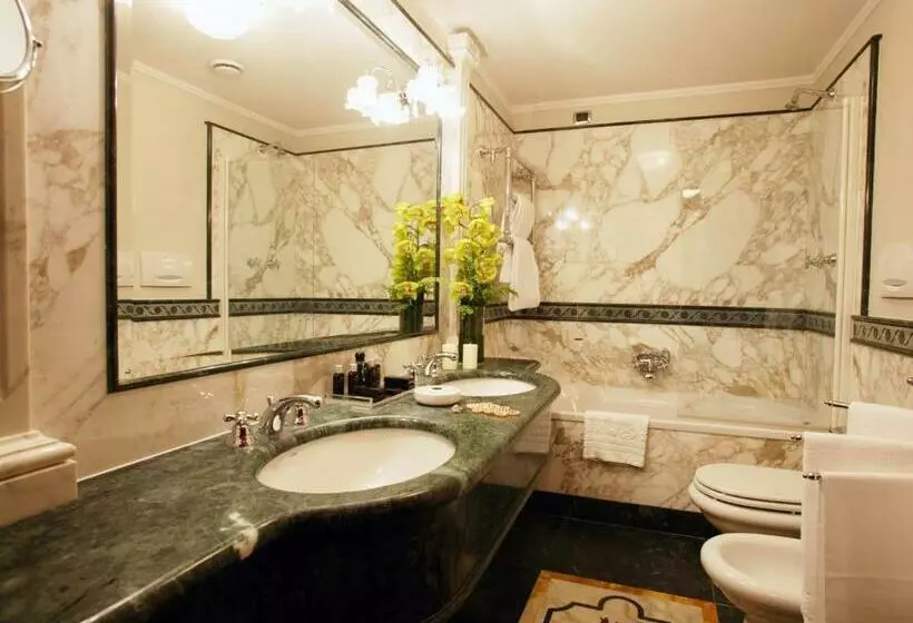 سوییت جونیور با چشم‌انداز دریاچه, Baglioni Hotel Luna   The Leading Hotels Of The World