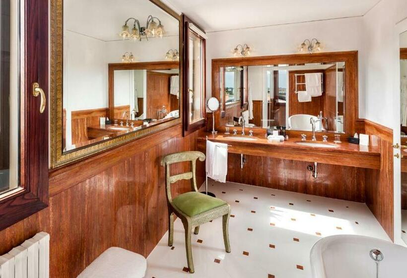 سوییت جونیور با چشم‌انداز دریاچه, Baglioni Hotel Luna   The Leading Hotels Of The World