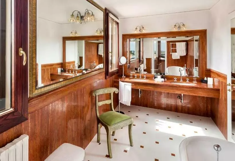 سوییت جونیور با چشم‌انداز دریاچه, Baglioni Hotel Luna   The Leading Hotels Of The World