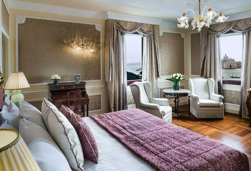 سوییت جونیور با چشم‌انداز دریاچه, Baglioni Hotel Luna   The Leading Hotels Of The World