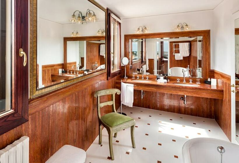 سوییت جونیور با چشم‌انداز دریاچه, Baglioni Hotel Luna   The Leading Hotels Of The World