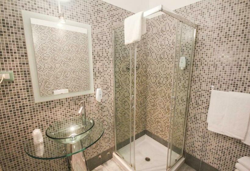 غرفة قياسية ثلاثية, Green Class Hotel Astoria