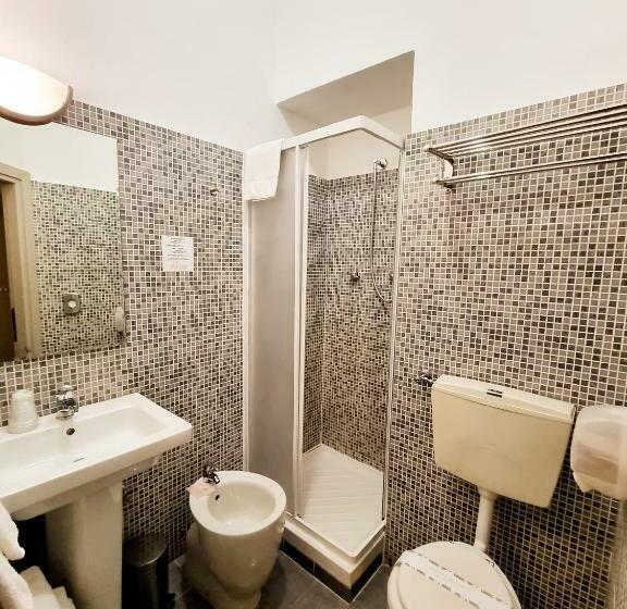 غرفة قياسية ثلاثية, Green Class Hotel Astoria