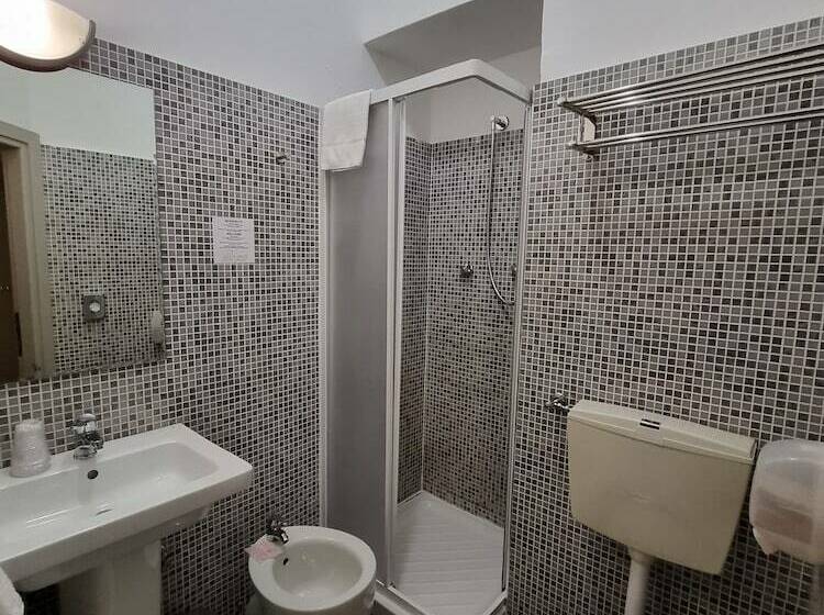 غرفة قياسية ثلاثية, Green Class Hotel Astoria