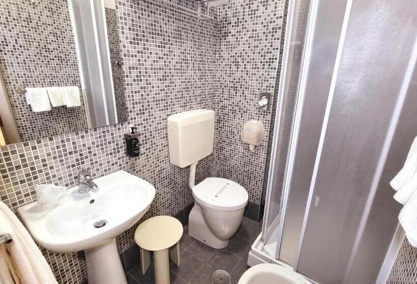 غرفة قياسية ثلاثية, Green Class Hotel Astoria