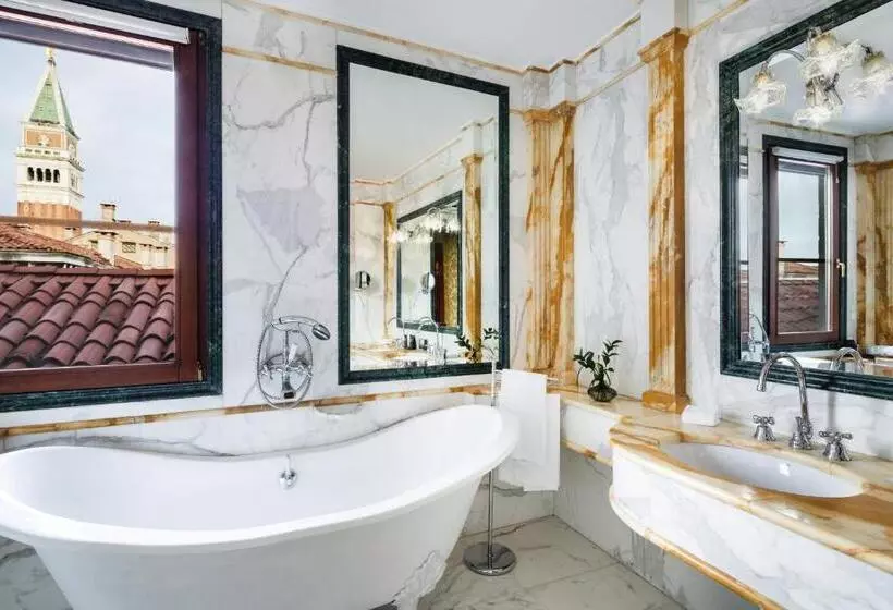 Suite with lake view, Baglioni Hotel Luna   The Leading Hotels Of The World