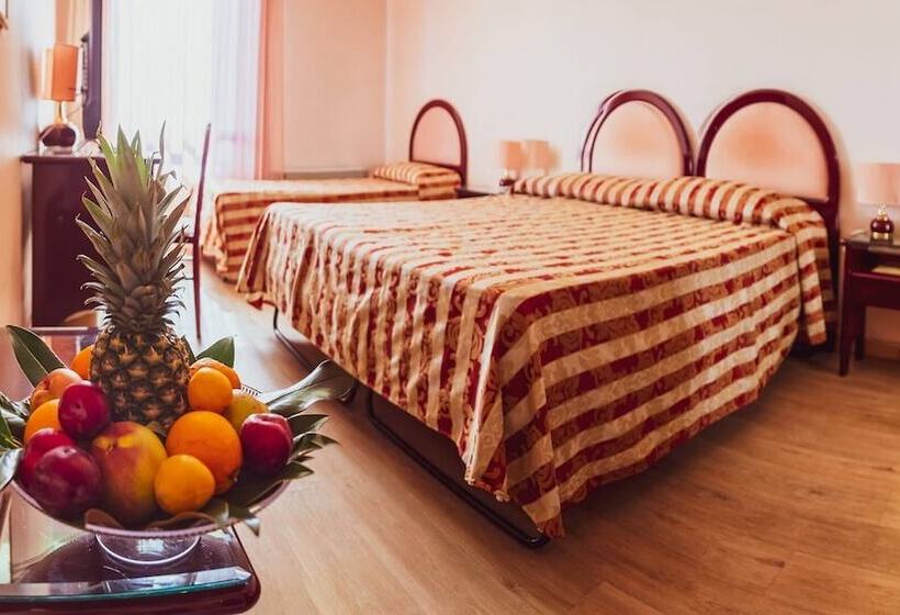 اتاق استاندارد سه نفره, Balletti Palace