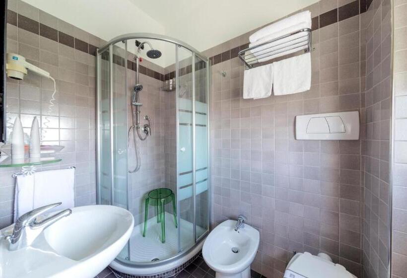 غرفة عائلية ذات إطلالة جانبية على البحر, Bernard