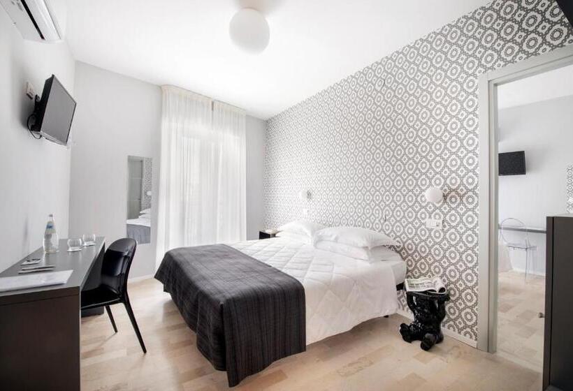 غرفة عائلية ذات إطلالة جانبية على البحر, Bernard