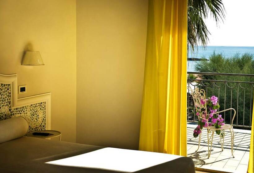 컴포트 트리플 룸, Dino