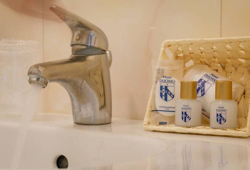 Camera Tripla Standard, Duomo