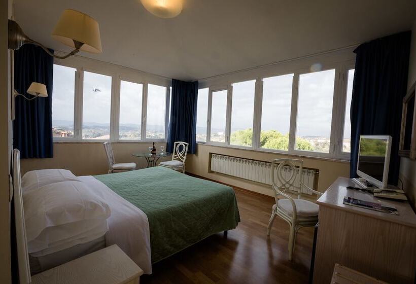 Camera Tripla Standard, Duomo