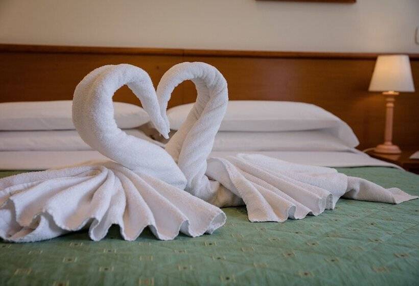 Camera Tripla Standard, Duomo