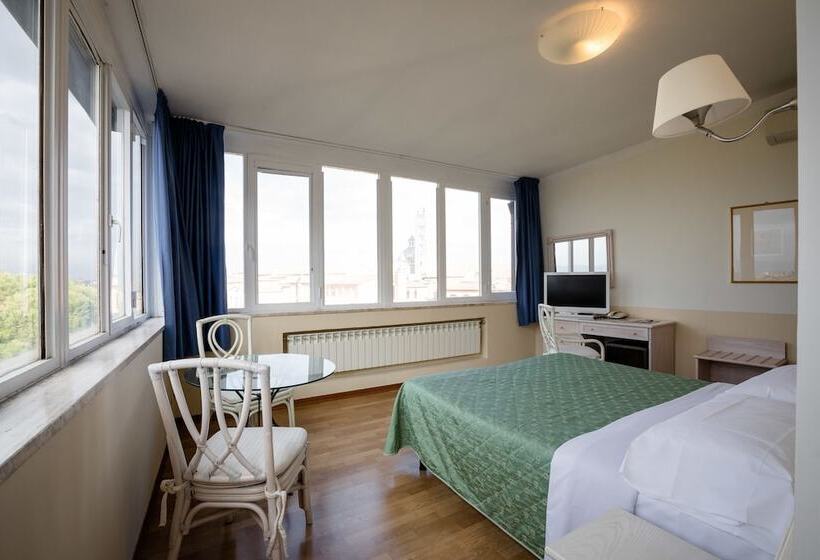 Camera Tripla Standard, Duomo