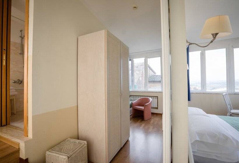 Camera Tripla Standard, Duomo