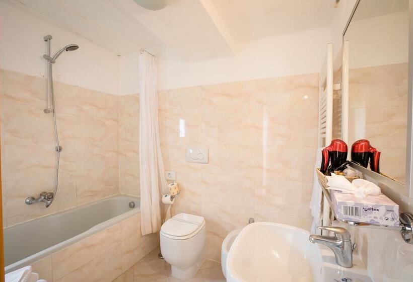 Camera Quadrupla Standard, Duomo