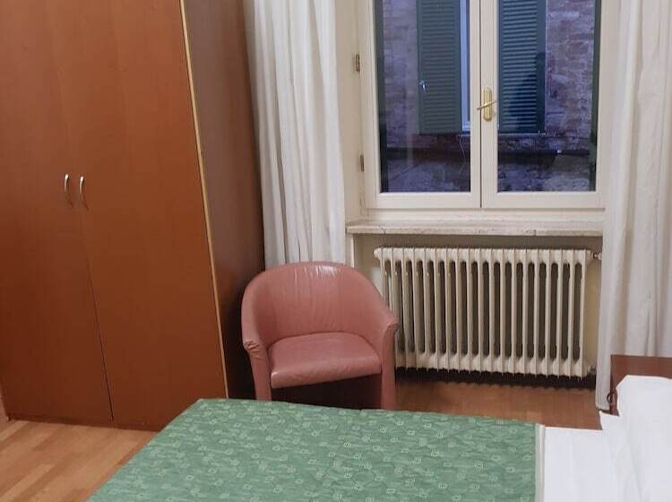 Camera Tripla Standard, Duomo