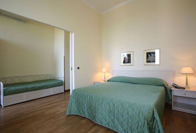 Camera Tripla Standard, Duomo