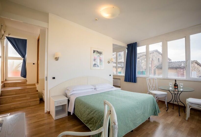 Camera Tripla Standard, Duomo