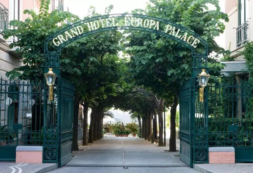 اتاق اساندارد با چشم‌انداز جانبی به دریا, Grand Hotel Europa Palace