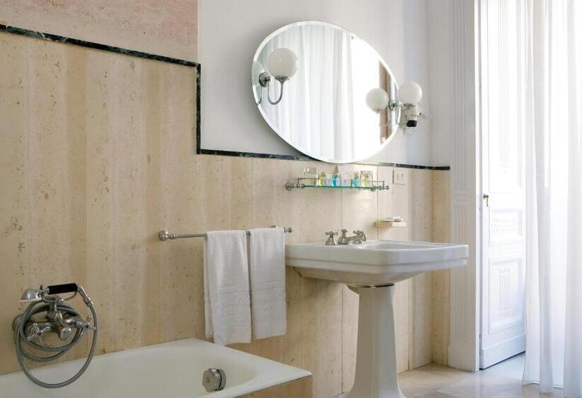 غرفة قياسية إطلالة جانبية علي البحر, Grand Hotel Europa Palace