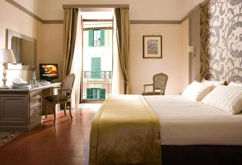 اتاق اساندارد با چشم‌انداز جانبی به دریا, Grand Hotel Europa Palace