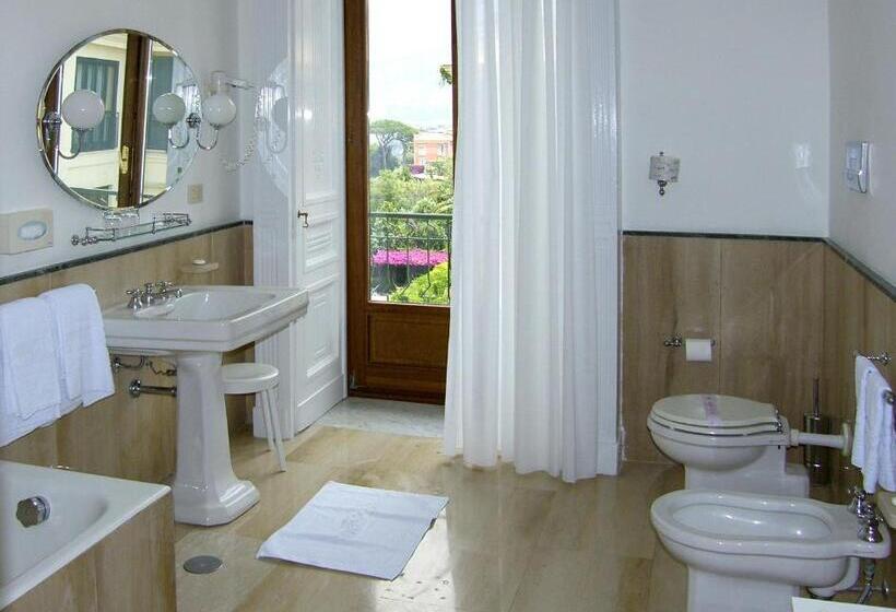 جناح جونيور مطلّ علي البحر, Grand Hotel Europa Palace