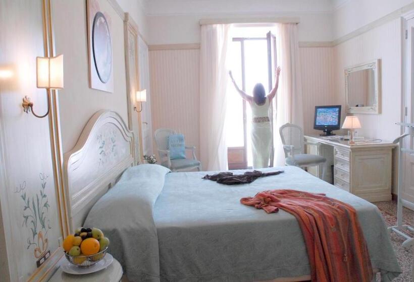 غرفة قياسية مطلة على المدينة, Grand Hotel Europa Palace