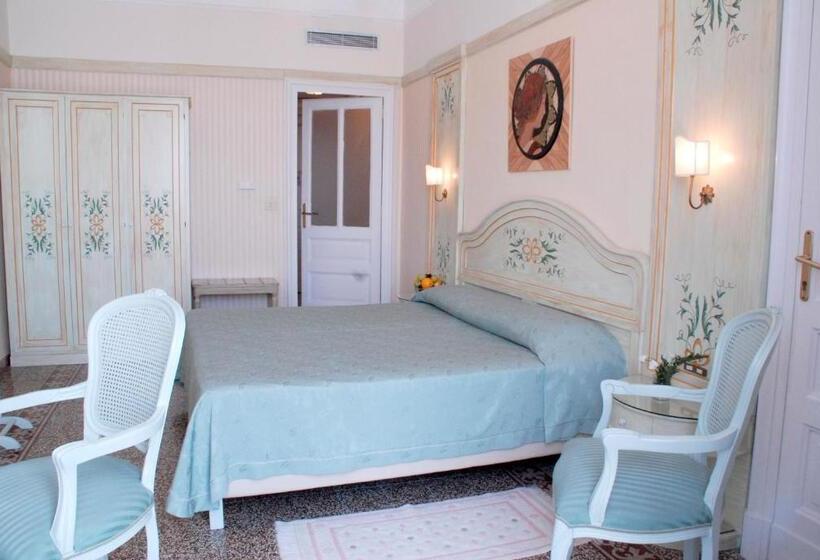 غرفة قياسية مطلة على المدينة, Grand Hotel Europa Palace