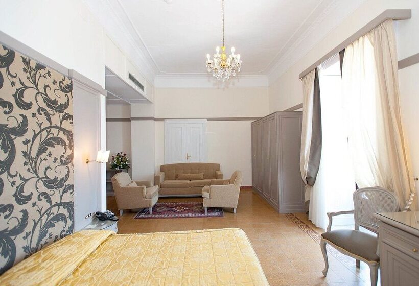 جناح جونيور مطلّ علي البحر, Grand Hotel Europa Palace