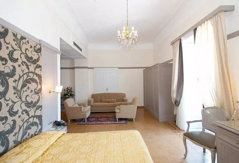 سوییت جونیور با چشم‌انداز دریا, Grand Hotel Europa Palace