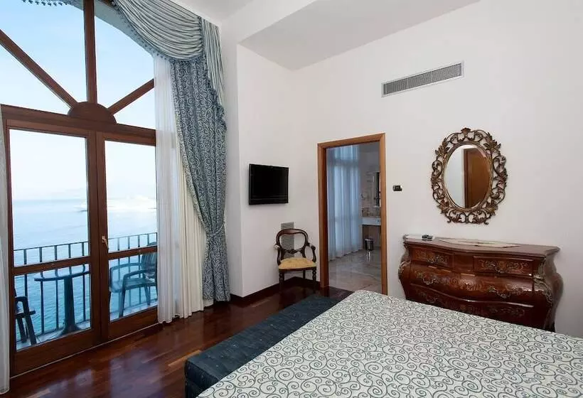 سوییت با چشم‌انداز دریا, Grand Hotel Europa Palace