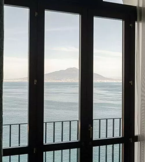 سوییت با چشم‌انداز دریا, Grand Hotel Europa Palace