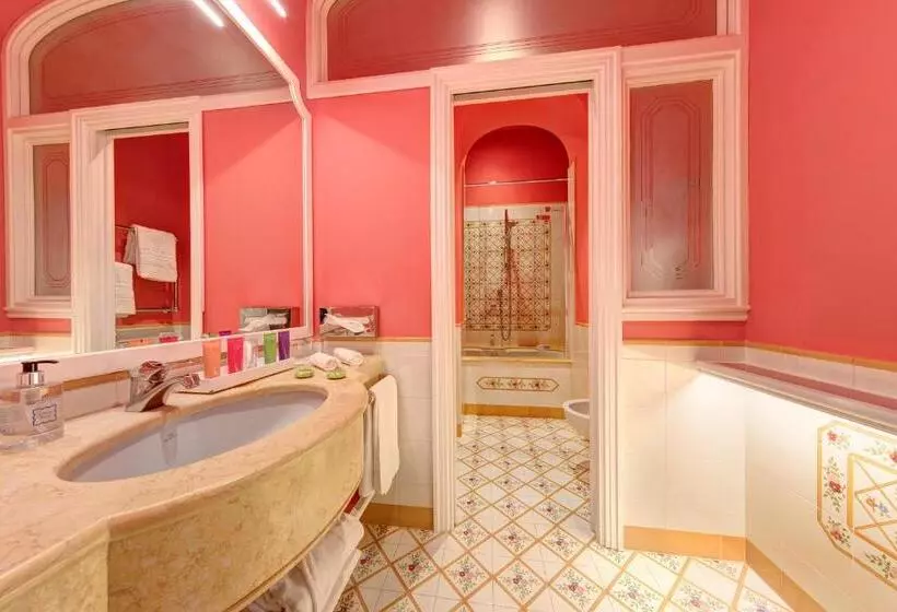 اتاق کلاسیک با چشم‌انداز شهر, Grand Hotel Royal