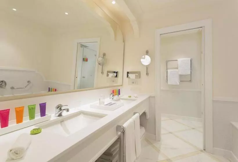 اتاق لوکس با چشم‌انداز شهر, Grand Hotel Royal