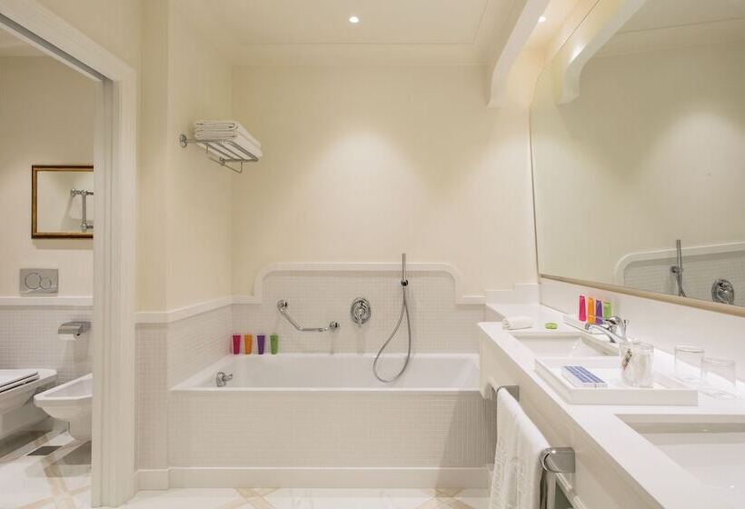 סוויטה נוף לים, Grand Hotel Royal