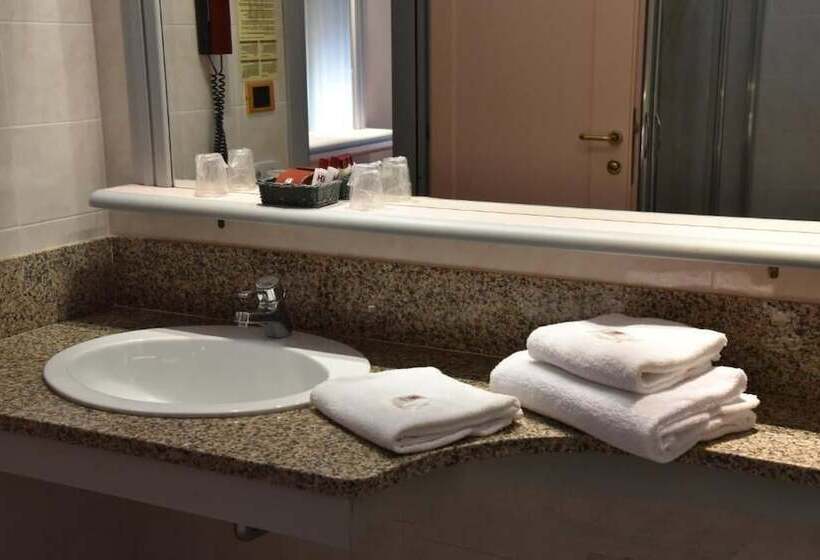 غرفة قياسية ثلاثية, Grazia Deledda