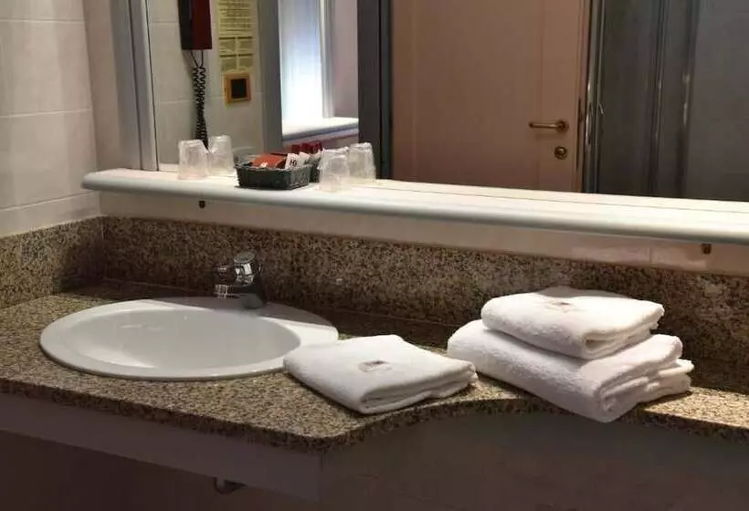 Standard Kolmen Hengen Huone, Grazia Deledda