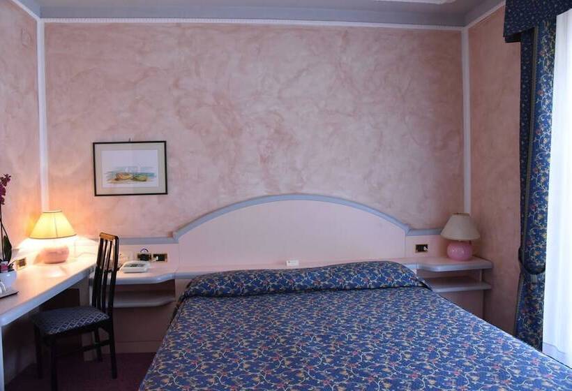 غرفة قياسية ثلاثية, Grazia Deledda