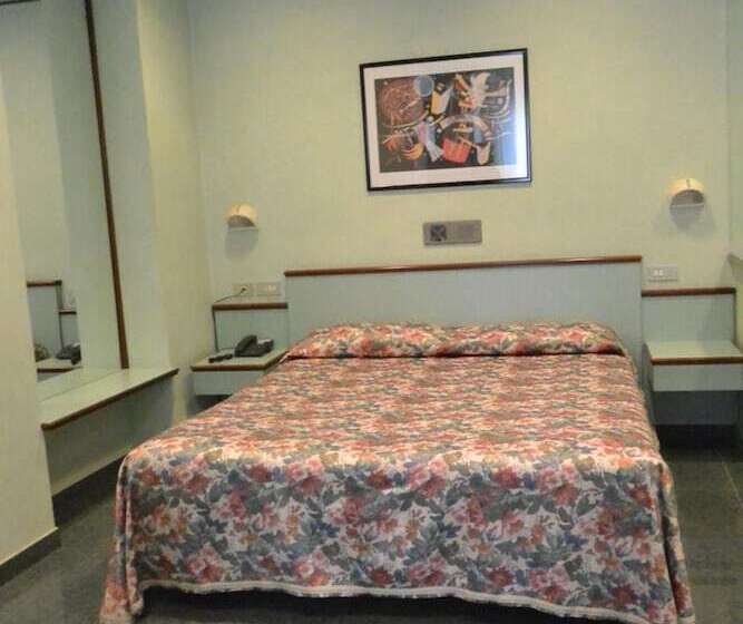 غرفة قياسية ثلاثية, Le Petit