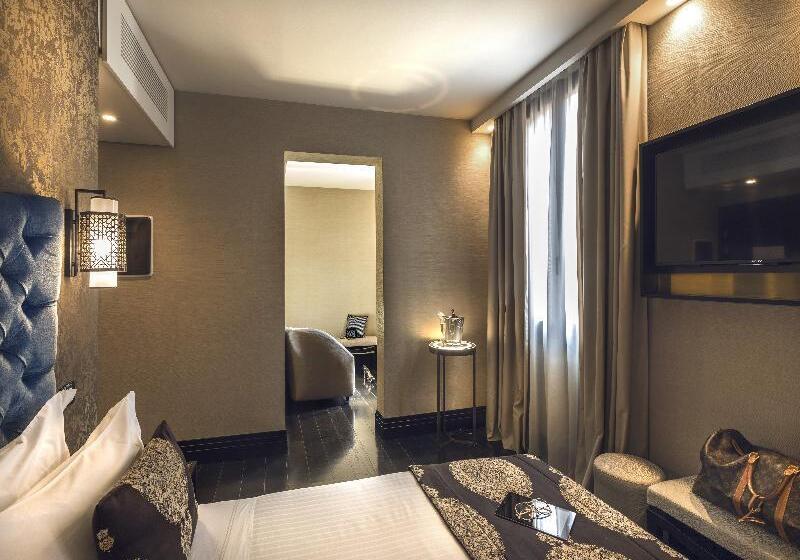 Trzyosobowy Executive, The Venice Times