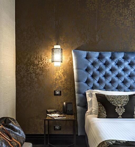 Trzyosobowy Executive, The Venice Times