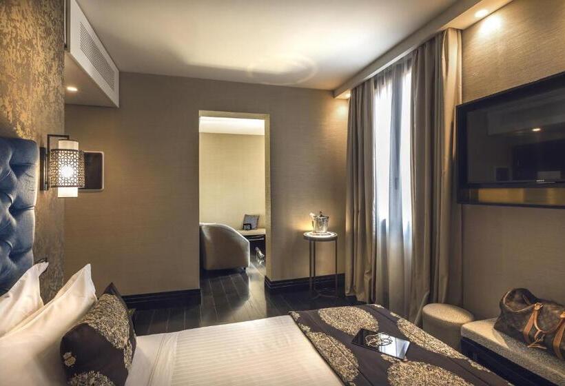 Trzyosobowy Executive, The Venice Times